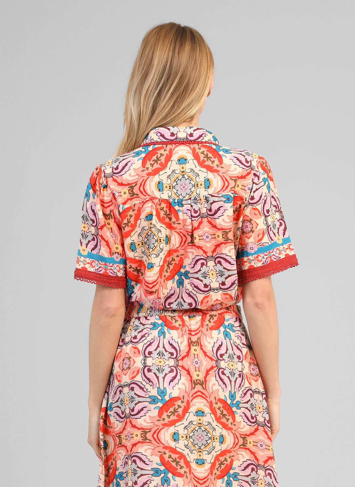 An'ge – Chemise Saturna Folka Corail, robe chemise à motifs colorés portée de dos par un mannequin