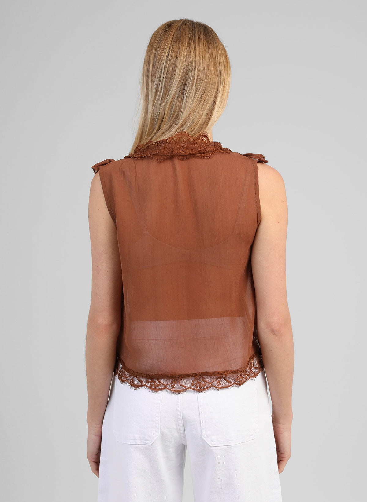 An'ge – Debardeur Savilma Marron, mannequin de dos portant un top marron transparent en dentelle
