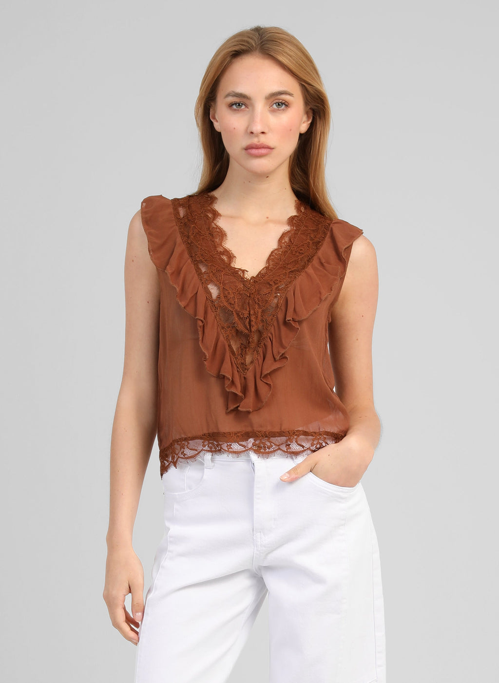 An'ge – Debardeur Savilma Marron, mannequin portant un top marron en dentelle et un pantalon blanc