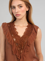 An'ge – Debardeur Savilma Marron, haut marron avec dentelle et volants, porté par un mannequin