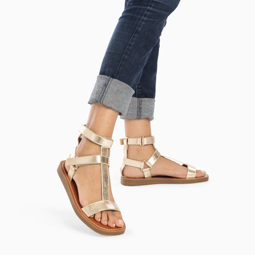 Scratch-off sandals Woman with wide gold straps Vanessa Wu 