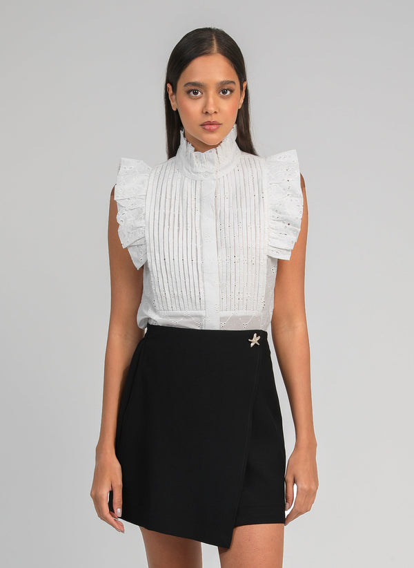 An'ge – Camicia Seliza Ecru, modella con camicetta bianca e gonna nera
