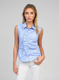An'ge – Chemise Selyan Rayure, mannequin femme portant un top bleu clair sans manches, vue de face