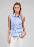 An'ge – Chemise Selyan Rayure, mannequin femme portant un top bleu clair sans manches, vue de face
