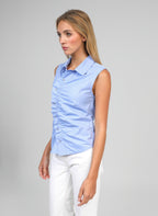 An'ge – Chemise Selyan Rayure, mannequin portant un chemisier bleu sans manches et un pantalon blanc