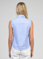 An'ge – Chemise Selyan Rayure, mannequin de dos portant une chemise sans manches bleue à rayures blanches