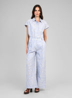 An'ge – Pantalon Ralya Rayure, mannequin portant un ensemble chemise et pantalon bleu clair brodé, vue de face