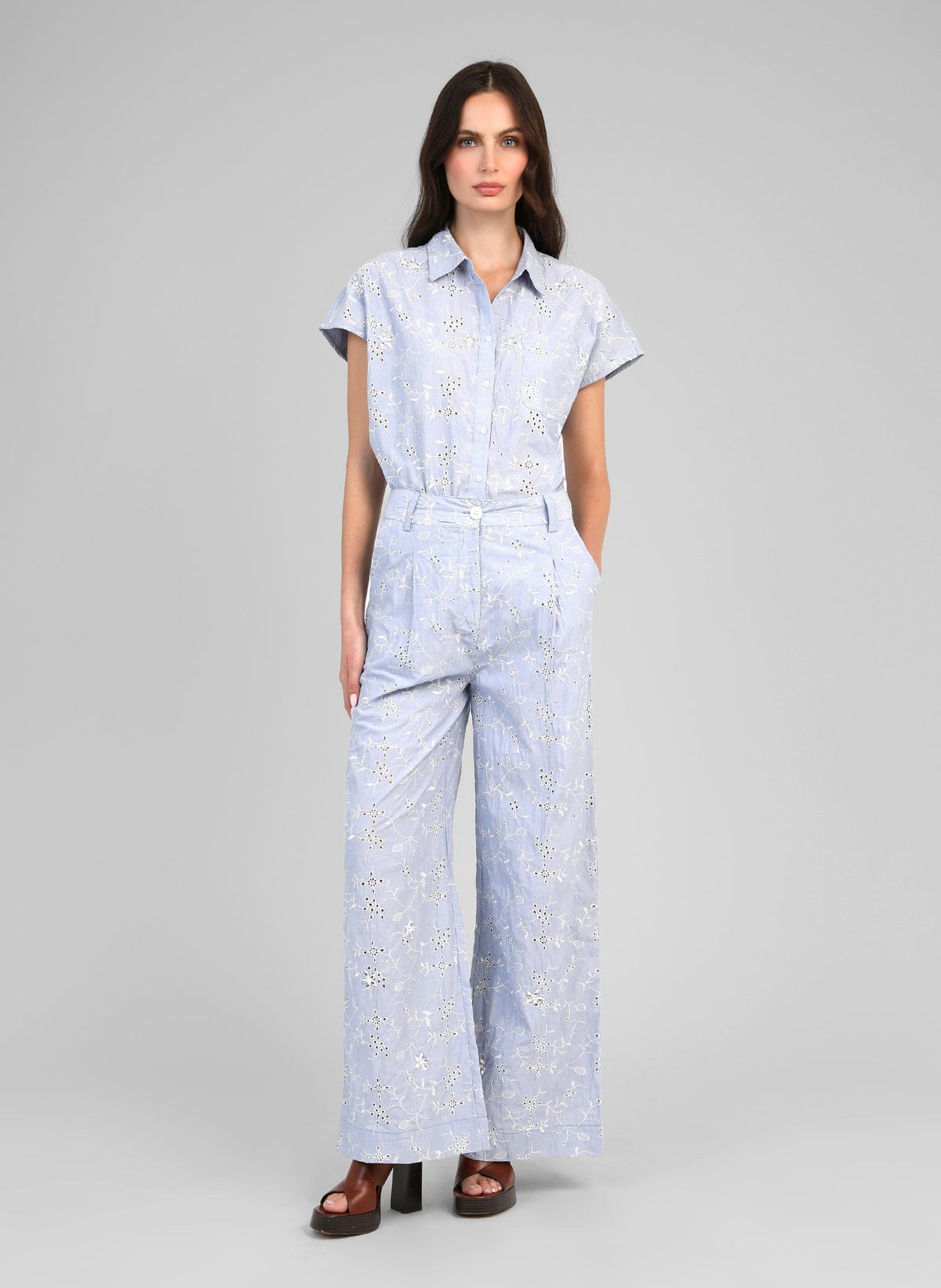 An'ge – Pantalon Ralya Rayure, mannequin portant un ensemble chemise et pantalon bleu clair brodé, vue de face