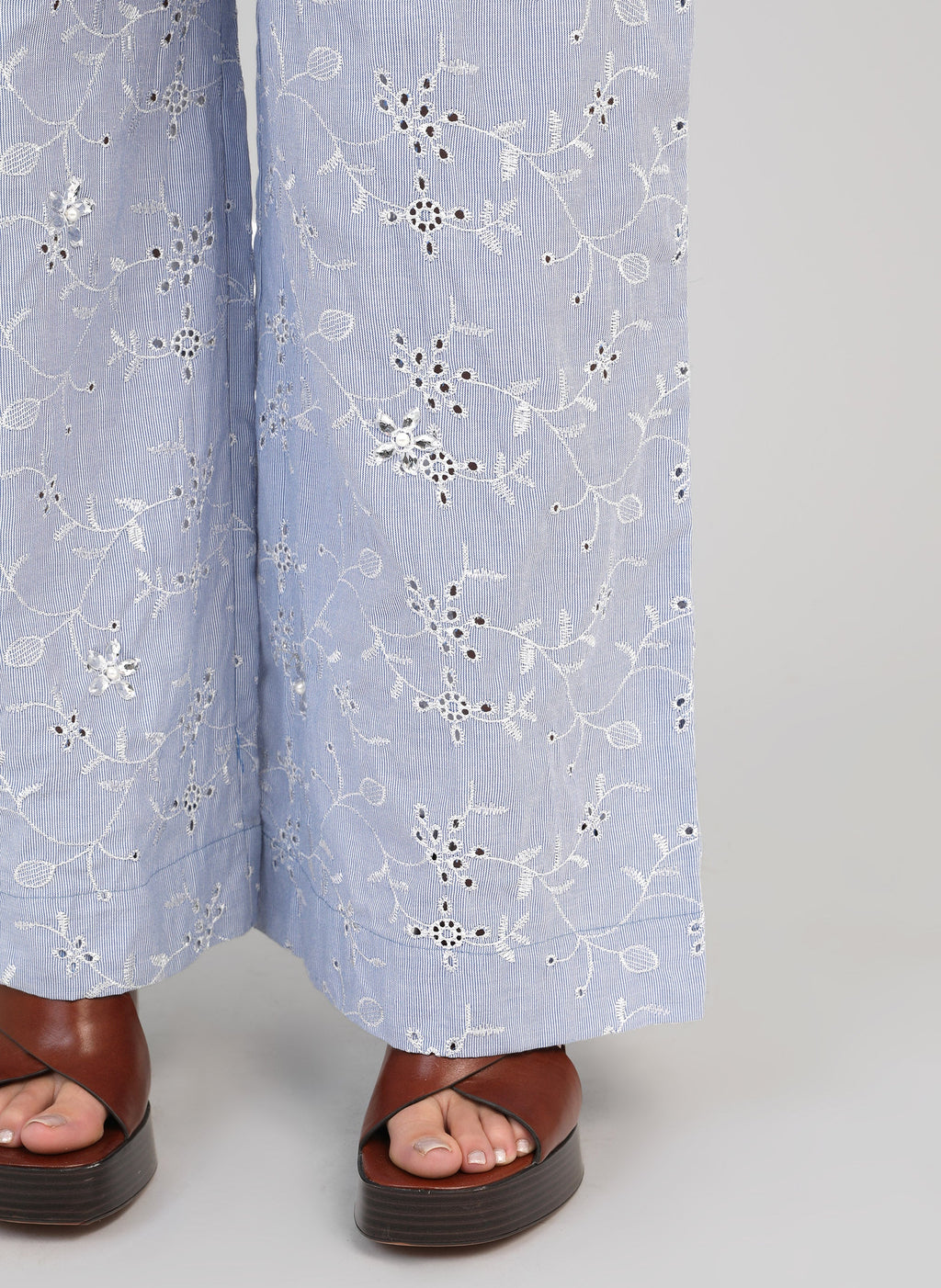 An'ge – Pantalon Ralya Rayure, bas de pantalon bleu clair brodé de motifs floraux blancs