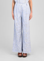 An'ge – Pantalon Ralya Rayure, pantalon large bleu clair brodé de motifs blancs, porté par un mannequin