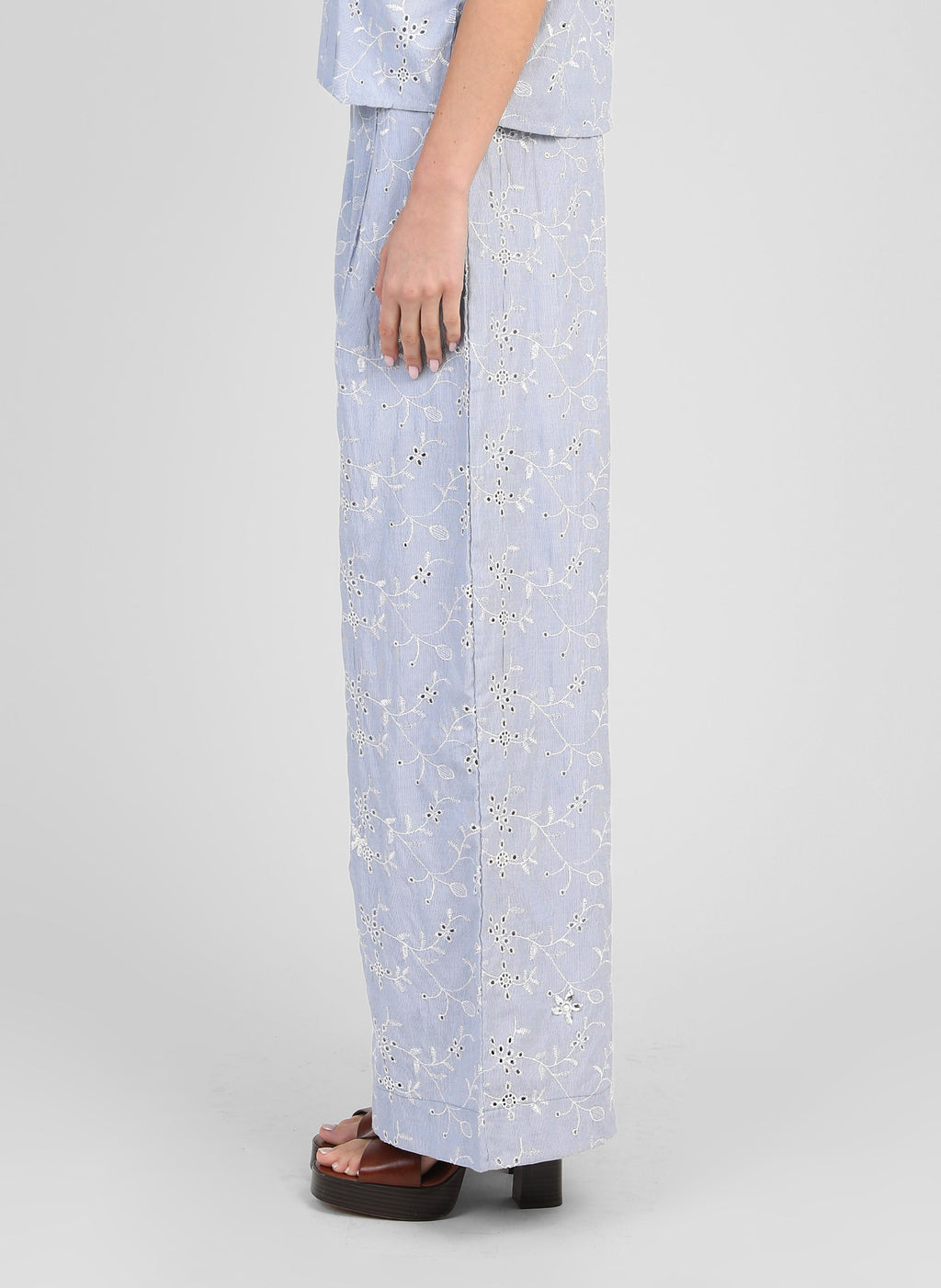 An'ge – Pantalon Ralya Rayure, pantalon large bleu ciel brodé de fleurs blanches, porté de profil