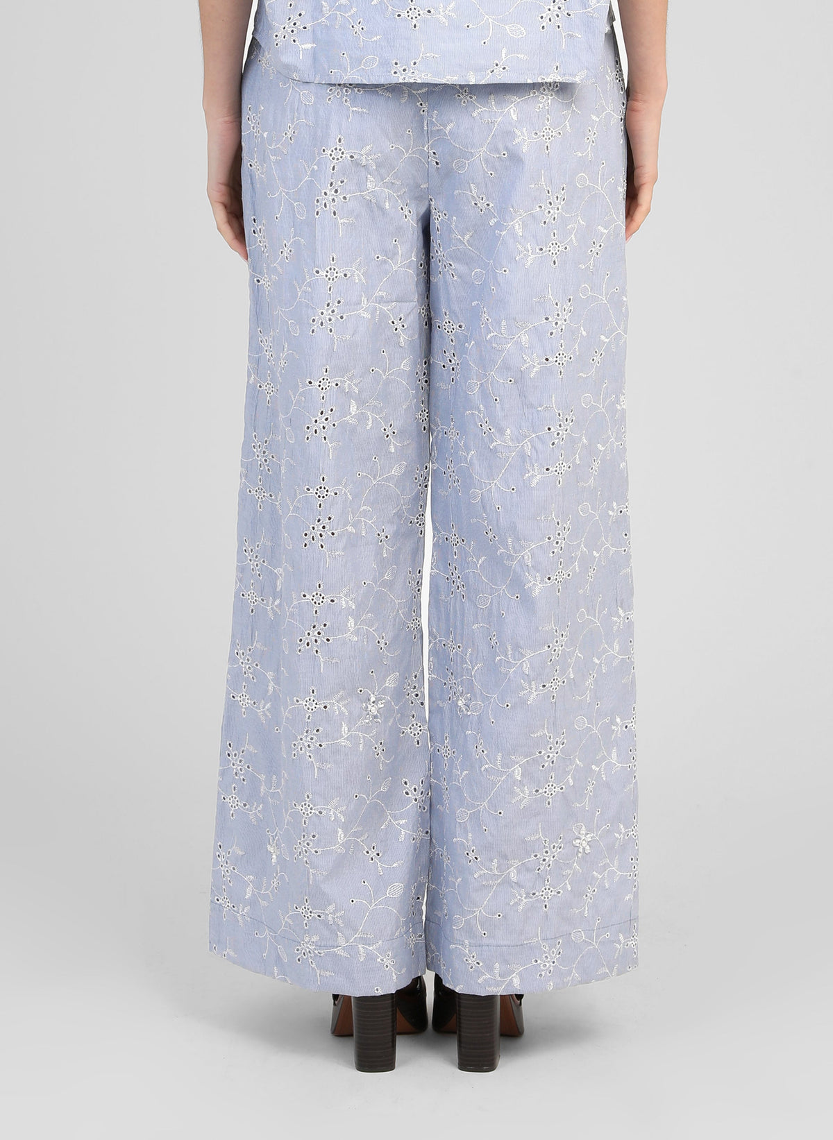 An'ge – Pantalon Ralya Rayure, pantalon large bleu clair brodé de motifs floraux blancs, porté de dos