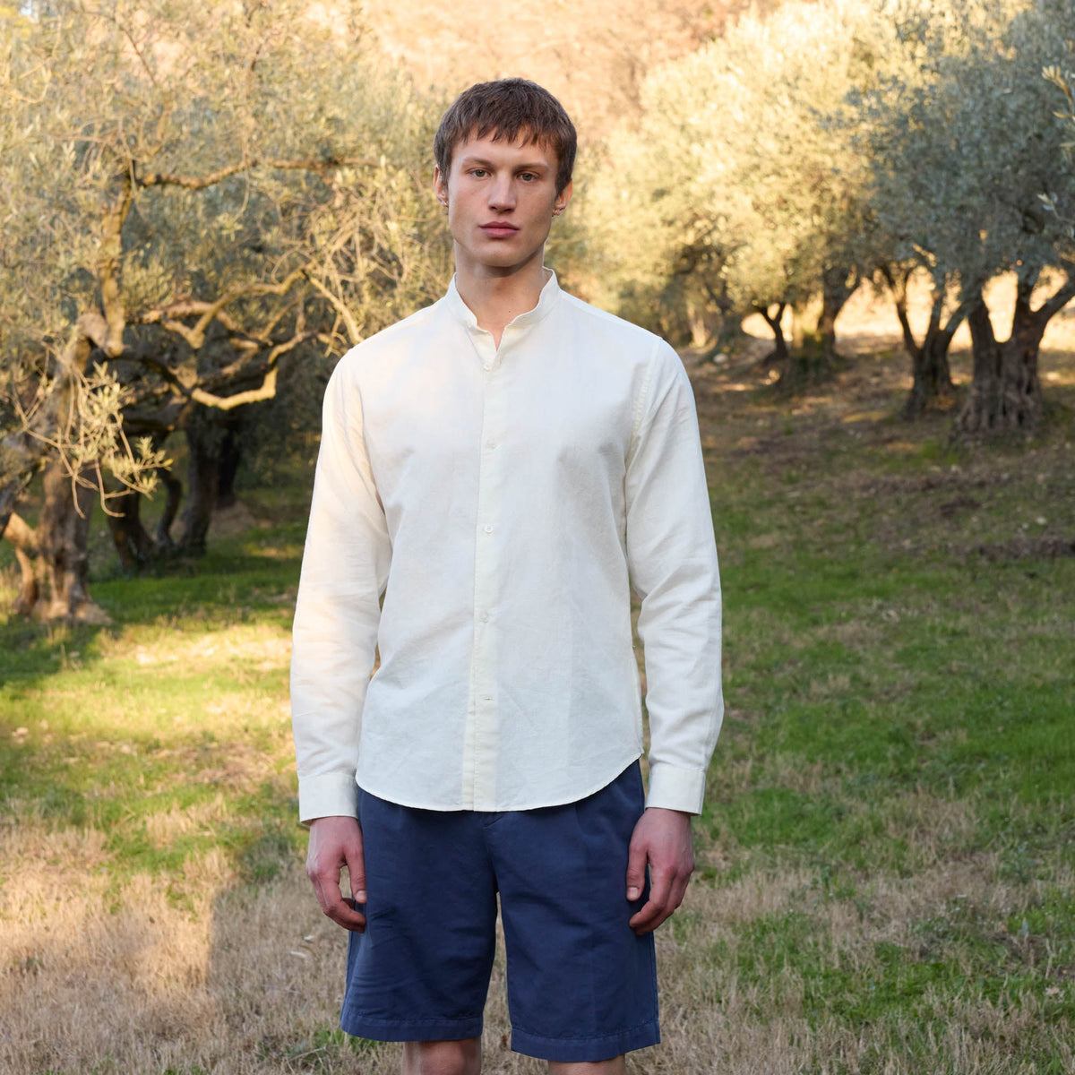 Hast – Camisa de algodón y lino crudo, modelo masculino con camisa color crudo y bermudas azul marino, vista frontal