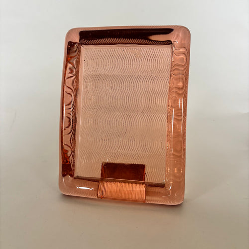 Marco de cristal rosa grueso.