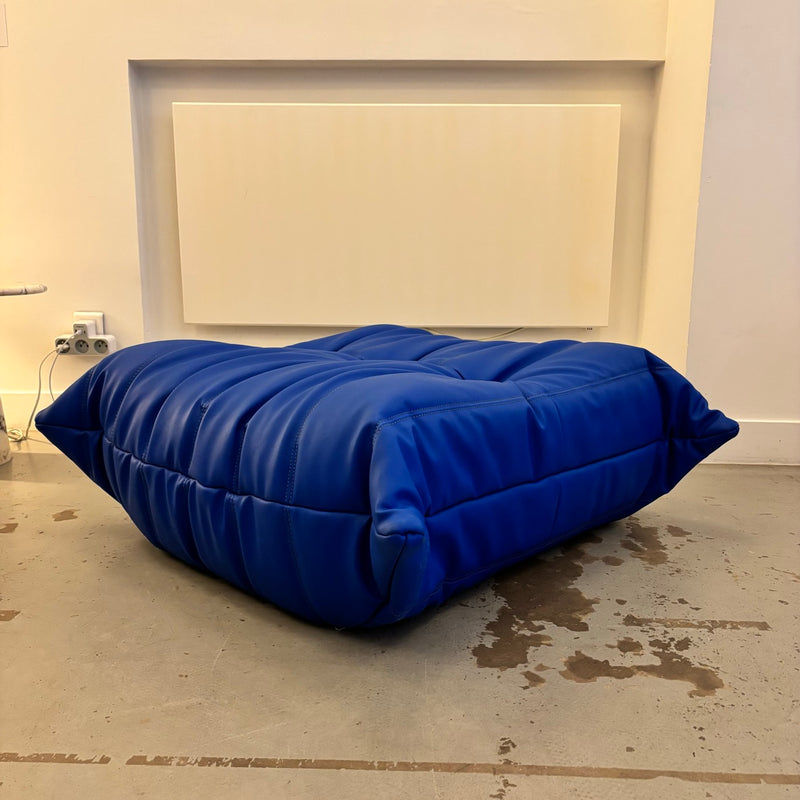 Puf Togo azul de Michel Ducaroy para Ligne Roset