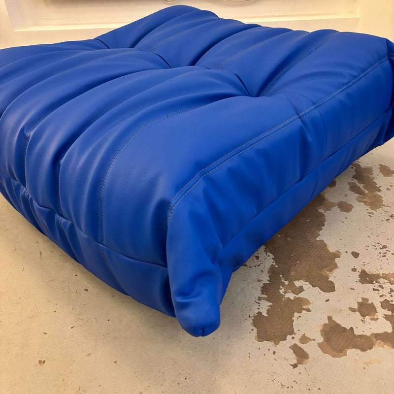 Puf Togo azul de Michel Ducaroy para Ligne Roset