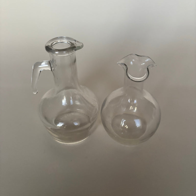 Deux Petits Pichets À Huile