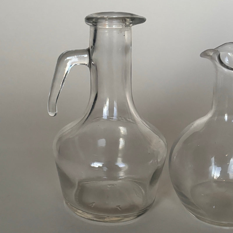 Deux Petits Pichets À Huile