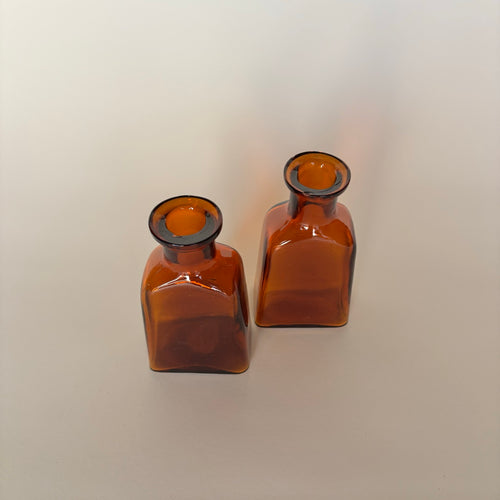 Par de botellas de ámbar