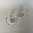 Dos vasos de cristal con flores.