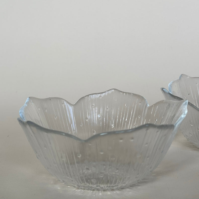 Dos vasos de cristal con flores.