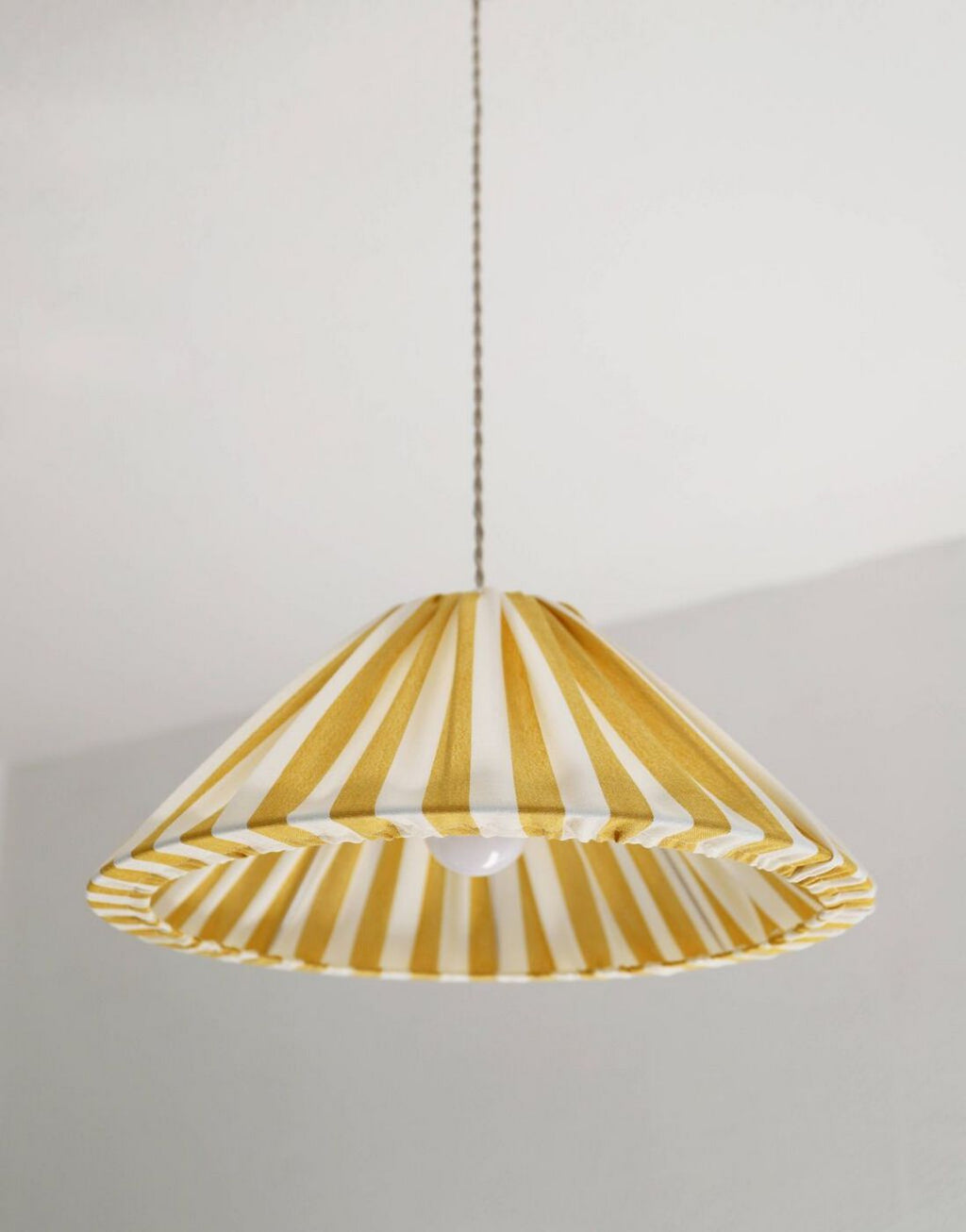 Lampada a sospensione a righe forma conica "Malala a righe bianco sporco e giallo limone" - Giallo