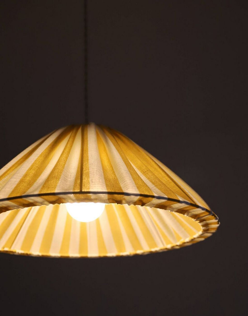 Lampada a sospensione a righe forma conica "Malala a righe bianco sporco e giallo limone" - Giallo