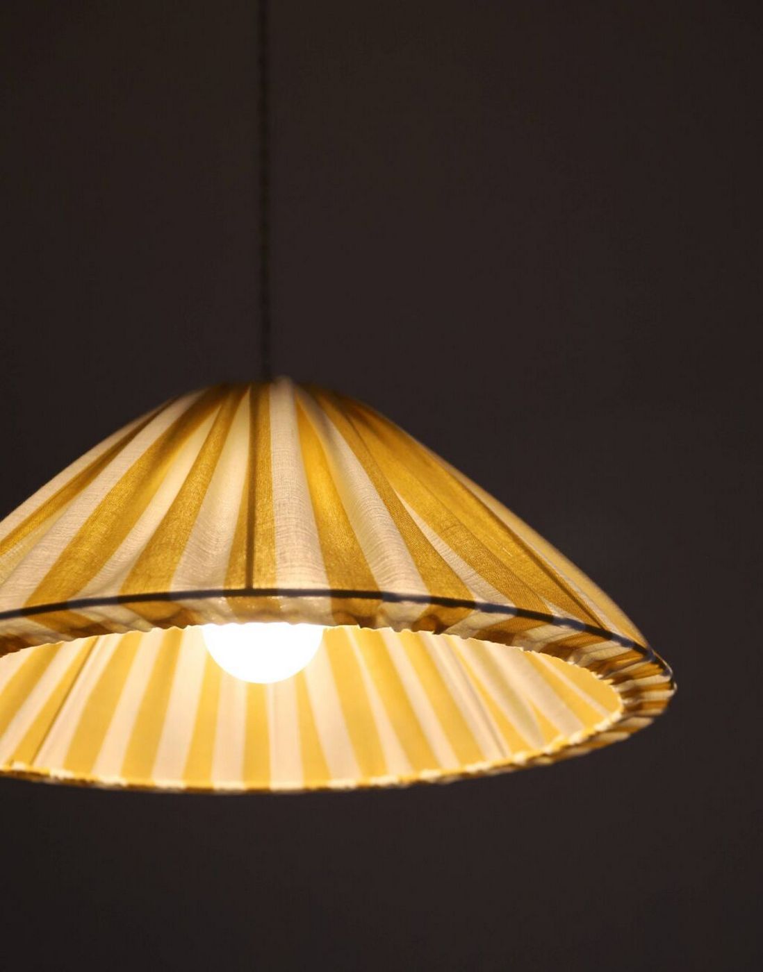 Lampada a sospensione a righe forma conica "Malala a righe bianco sporco e giallo limone" - Giallo