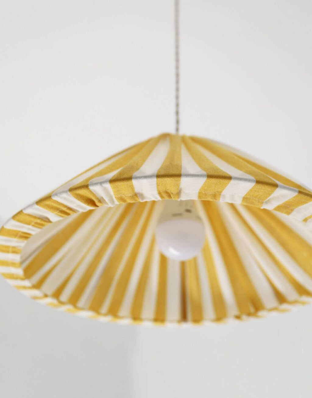 Lampada a sospensione a righe forma conica "Malala a righe bianco sporco e giallo limone" - Giallo