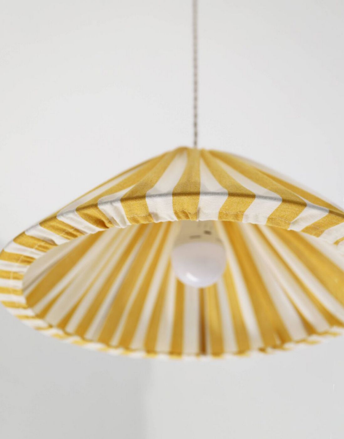 Lampada a sospensione a righe forma conica "Malala a righe bianco sporco e giallo limone" - Giallo