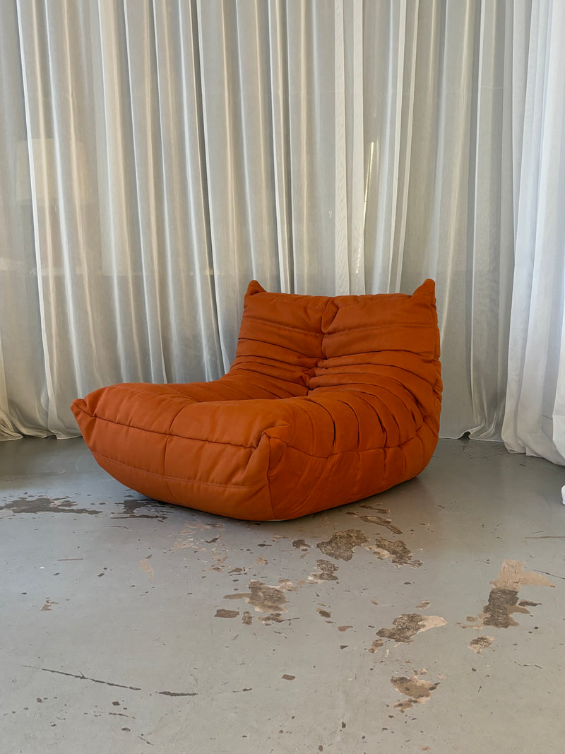 Silla baja Togo en naranja de Michel Ducaroy para Ligne Roset, años 73