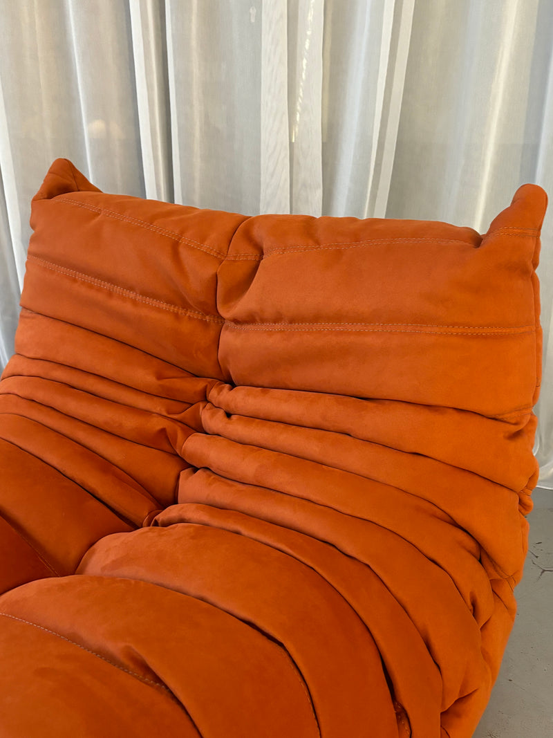 Silla baja Togo en naranja de Michel Ducaroy para Ligne Roset, años 73