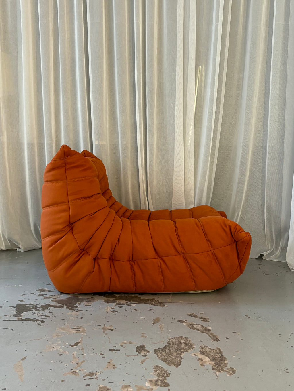 Chauffeuse Togo naranja por Michel Ducaroy para Ligne Roset, años 1973