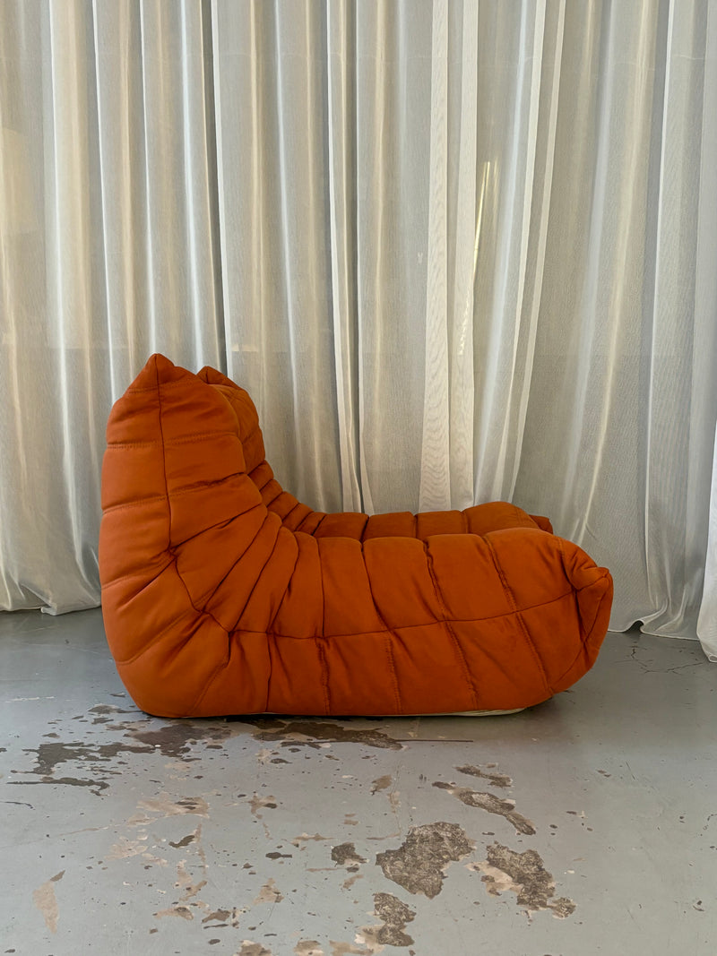 Silla baja Togo en naranja de Michel Ducaroy para Ligne Roset, años 73