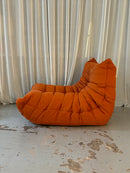 Silla baja Togo en naranja de Michel Ducaroy para Ligne Roset, años 73