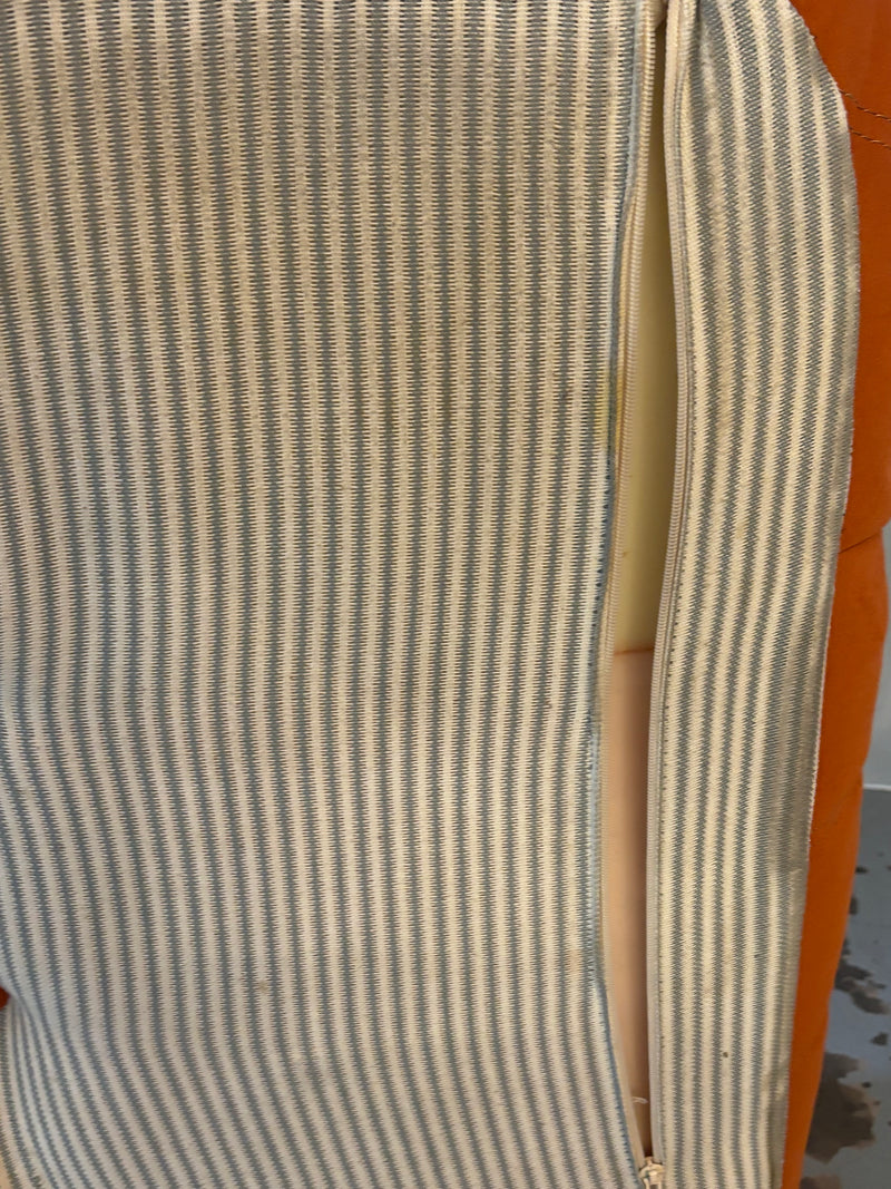 Silla baja Togo en naranja de Michel Ducaroy para Ligne Roset, años 73