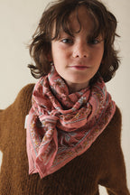 So Family – Pañuelo Adulto Dheli Blush, niño con pañuelo rosa de motivos florales y jersey marrón