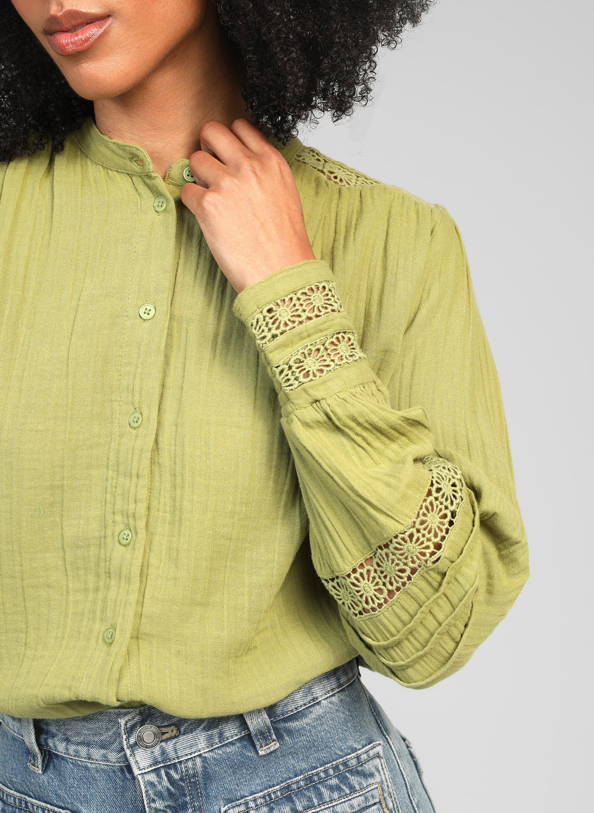 An'ge – Chemise Sojanyla Tilleul, blouse verte en coton portée par un mannequin, vue de face, détail des manches