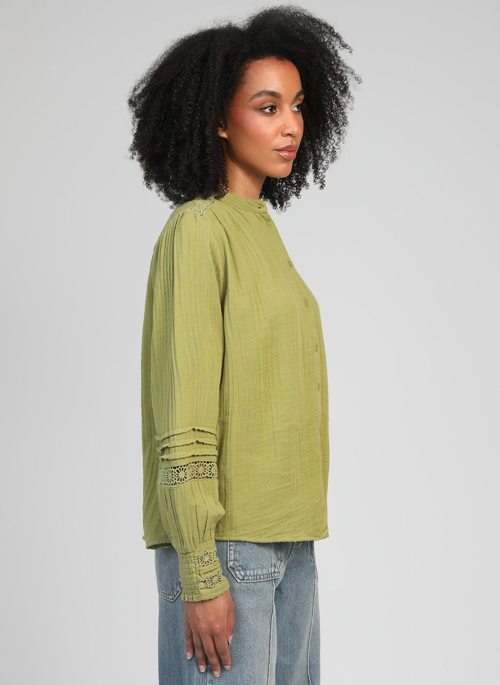 An'ge – Chemise Sojanyla Tilleul, mannequin femme portant une chemise verte en coton, vue de profil