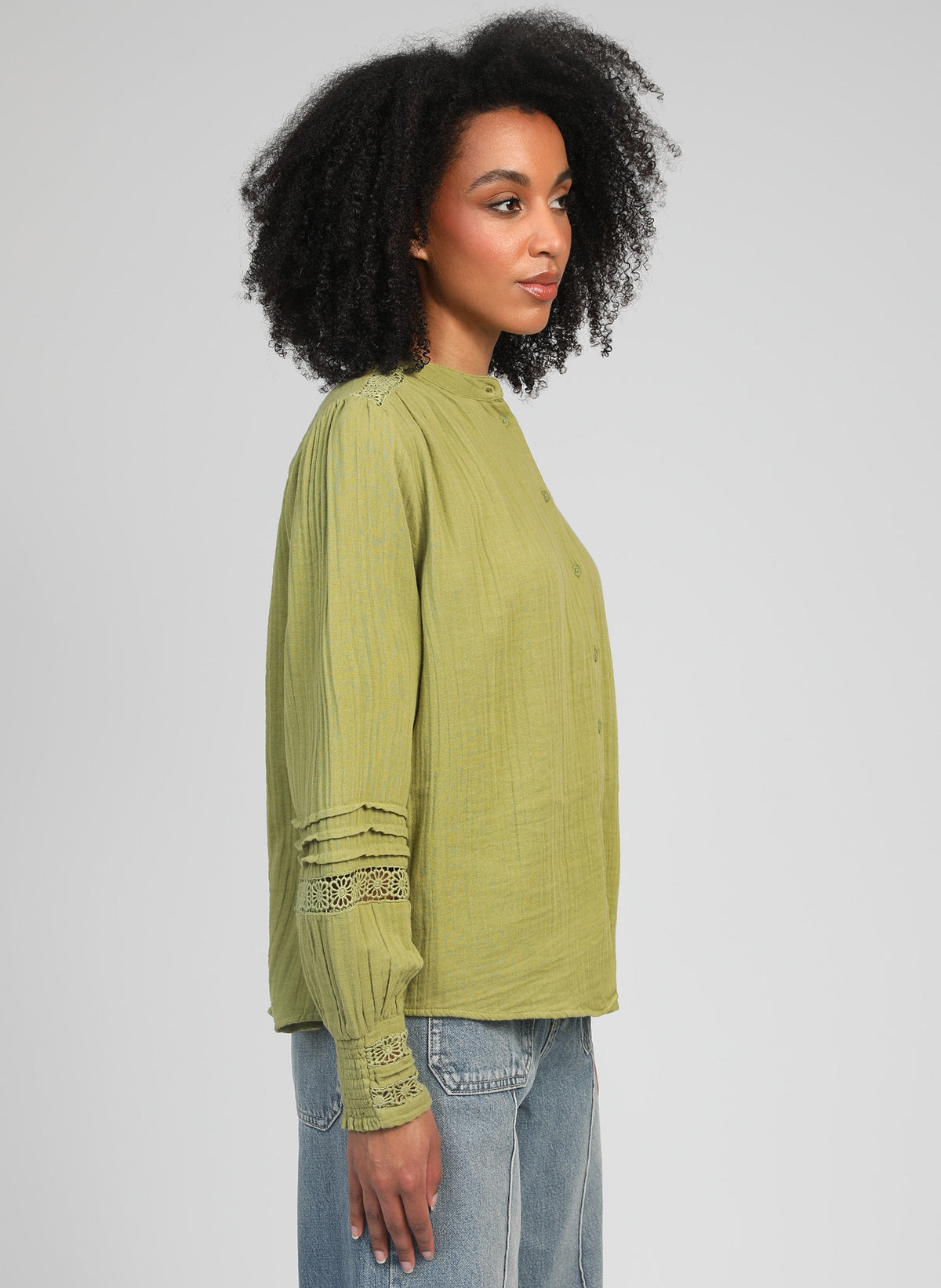 An'ge – Chemise Sojanyla Tilleul, mannequin femme portant une chemise verte en coton, vue de profil