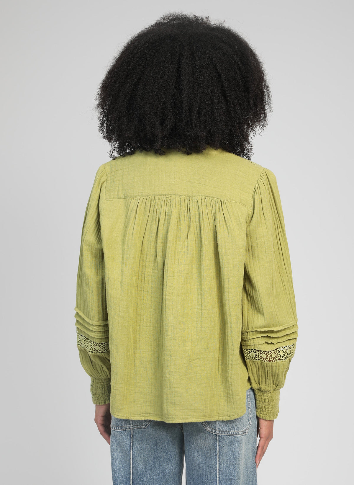 An'ge – Chemise Sojanyla Tilleul, mannequin de dos portant une chemise verte en coton plissé