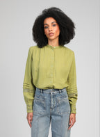 An'ge – Chemise Sojanyla Tilleul, mannequin femme portant une chemise verte et un jean bleu, vue de face