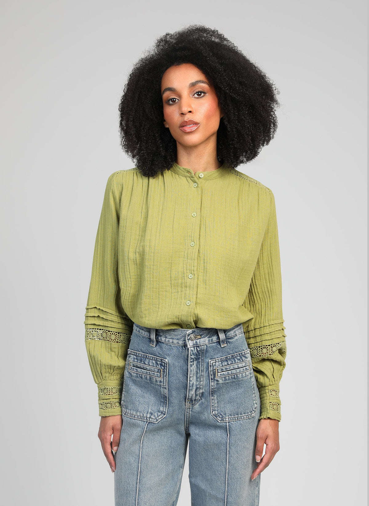 An'ge – Chemise Sojanyla Tilleul, mannequin femme portant une chemise verte et un jean bleu, vue de face
