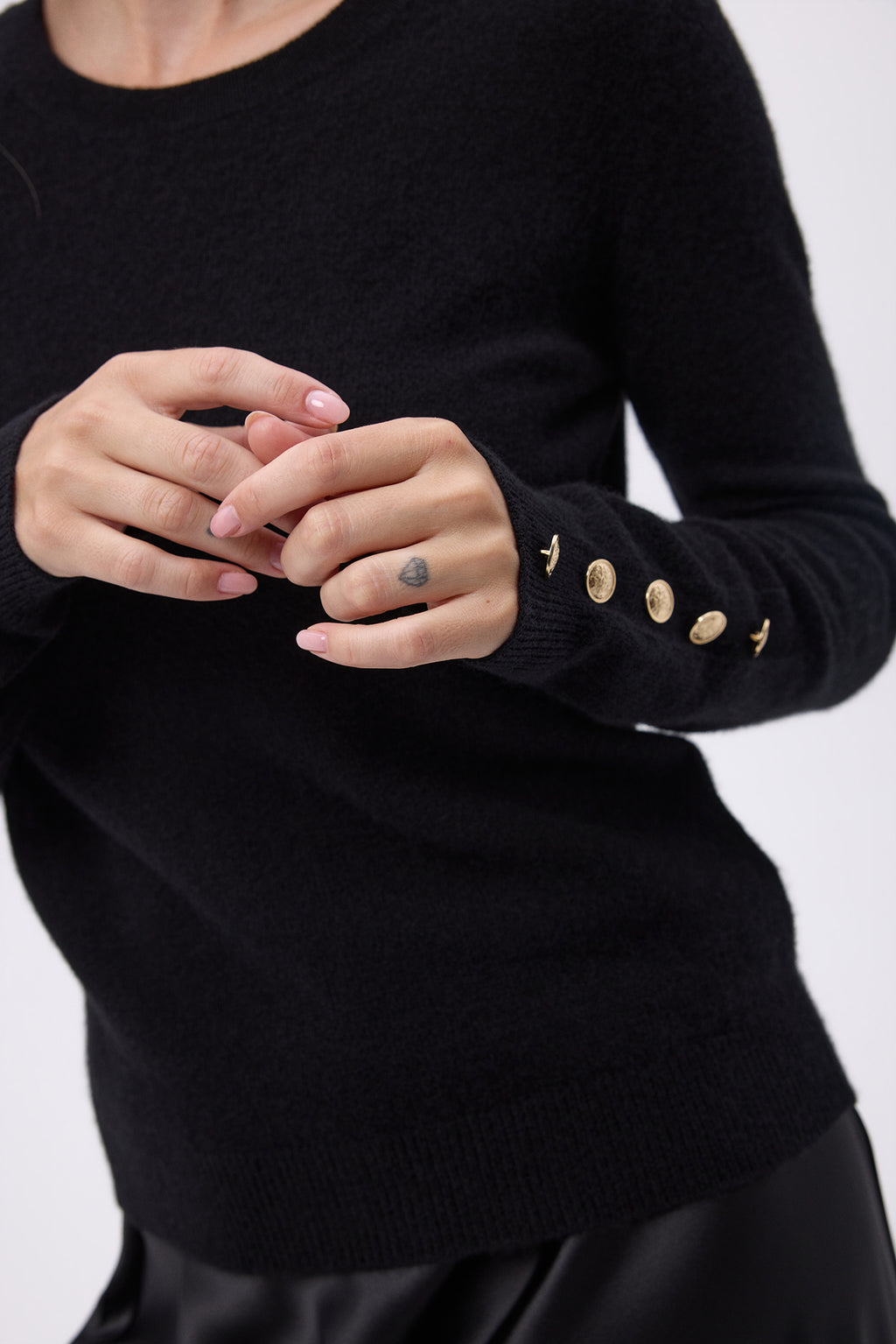 Pull Col Rond Boutons Dorés Manches Ballon F Sol - Noir - Femme
