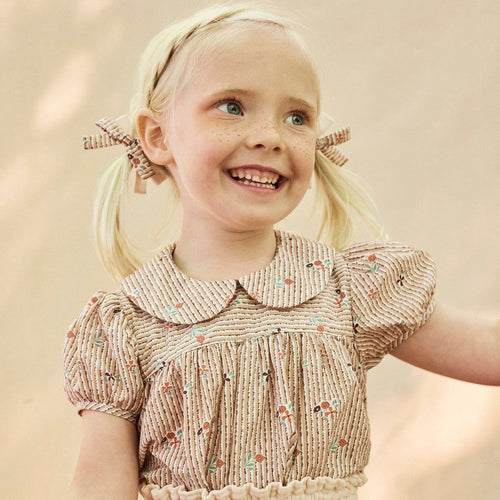 Blusa Nellie con estampado de lazos de flores - Selección Soor Ploom disponible en amaetc.com, concept store eco amigable para niños