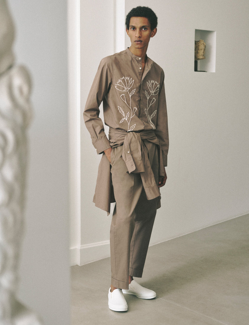 Officine Générale – Chemise Gaston - Taupe - Homme, mannequin de face, chemise brodée et pantalon marron, chaussures blanches