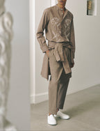 Officine Générale – Chemise Gaston - Taupe - Homme, mannequin de face, chemise brodée et pantalon marron, chaussures blanches