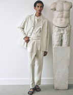 Officine Générale – Veste Sycamore - Pierre - Homme, mannequin homme portant un ensemble beige clair avec une veste et un pantalon