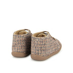 Pom d'Api – Pom D'Api - Stand-Up Bottine - Sable, chaussons pour bébé à carreaux marron et bleu, vus de dos