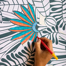 Découpe à la main d’un motif feuillu du rouleau adhésif tropical OMY, activité DIY facile